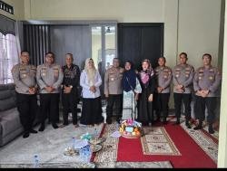 Perwira Polda Riau Kunjungi Keluarga Besar Ipda Angga